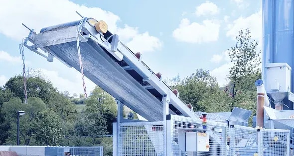 Frischbeton wird über das Förderband verladen